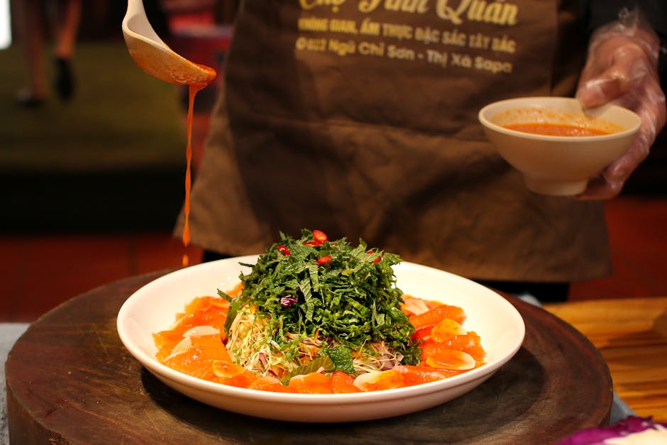 Mutfakta ev yapımı sosların akış halinde tabağa dökülmesi gösteren görüntü