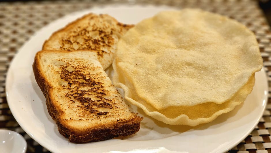 Bayat ekmek dilimlerinin tabakta hazır olduğu görüntü