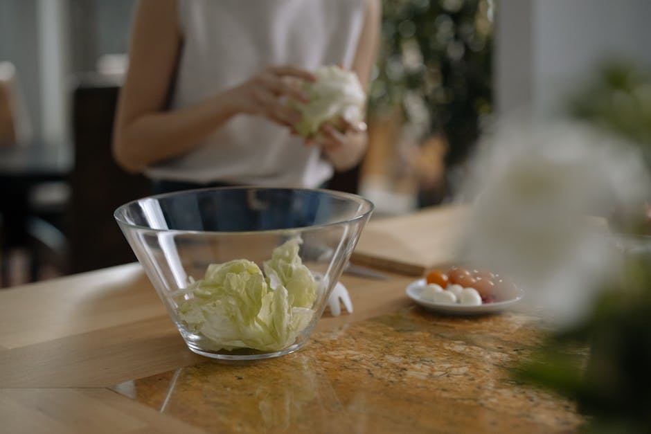 Beş malzemeli salata hazırlama anı, renkli malzemeler görünür