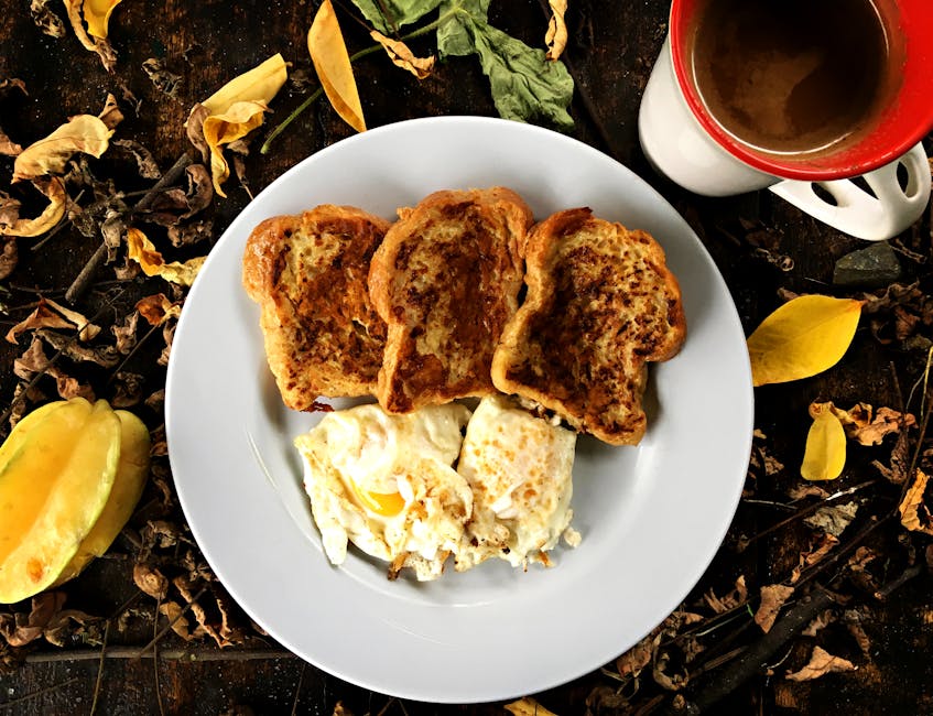 Mevsimsel kahvaltı malzemeleriyle dolu bir masa