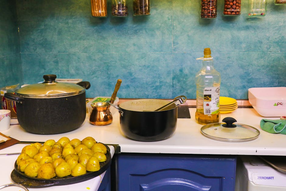 Mutfakta patatesler ve baharatlar hazırlanırken