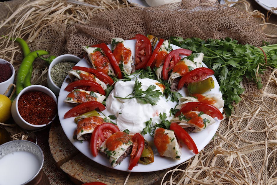 Dengeli sebzeler ve protein içeren Türk ana yemek tabağı