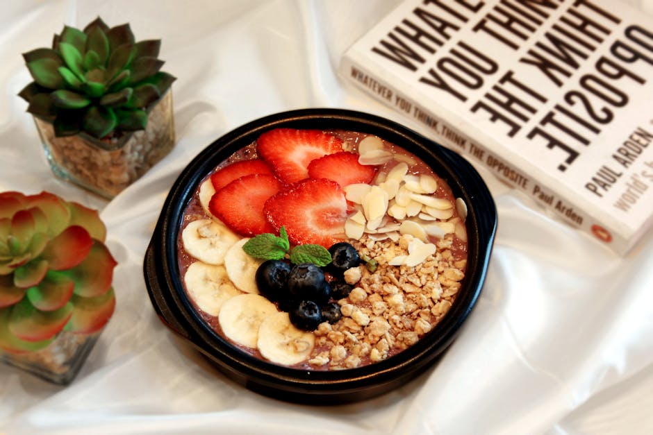 Kahvaltı için kefirli karışımlar hazırlanırken görülen masa ve kaseler