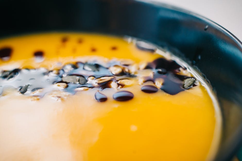 Kremalı çorba dokusunu gösteren yakından çekim, kase ve kaşıkla