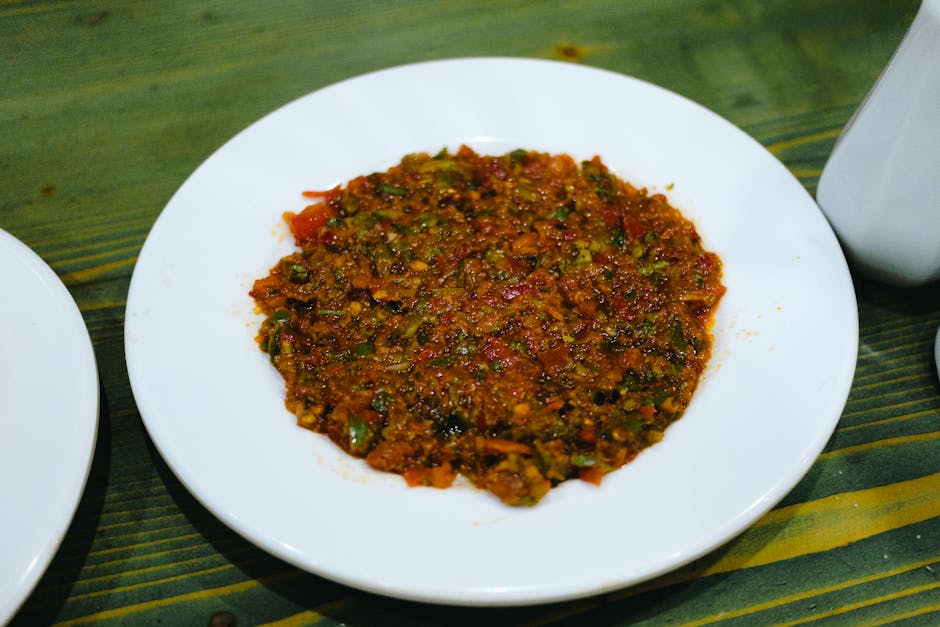 Vegan Türk yemeği tabakta servis ediliyor, renkli ve iştah açıcı görünümlü