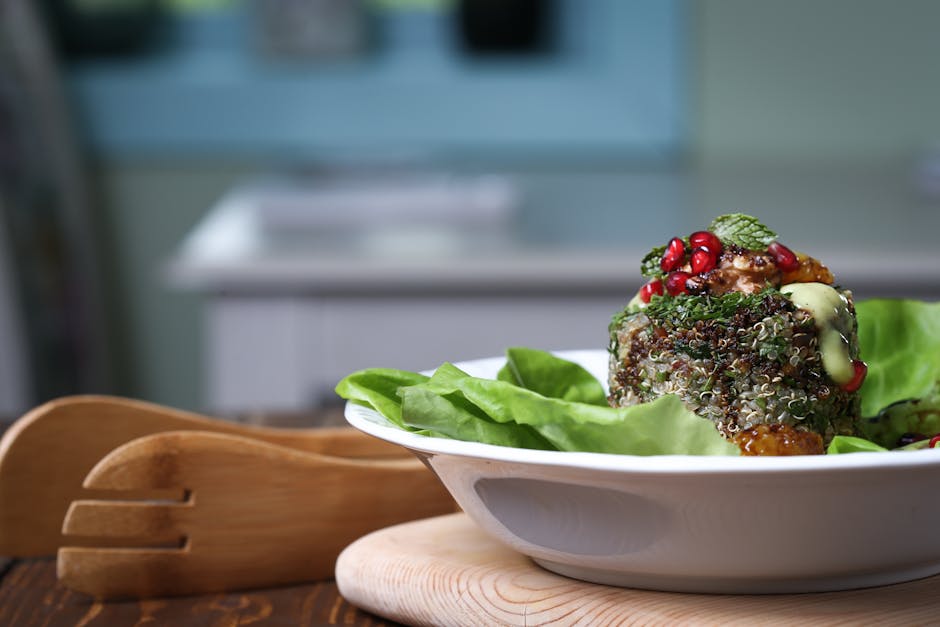 Kinoa salatası için malzemelerin bulunduğu renkli kase fotoğrafı