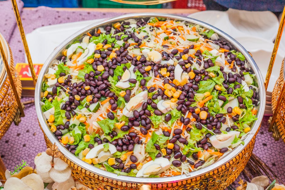 Bir kase bakliyat ve tahıllardan oluşan dengeli proteinli salata