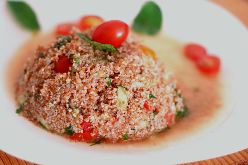 Bir tencerede bulgur pilavı pişirilirken yakın çekimli görüntü