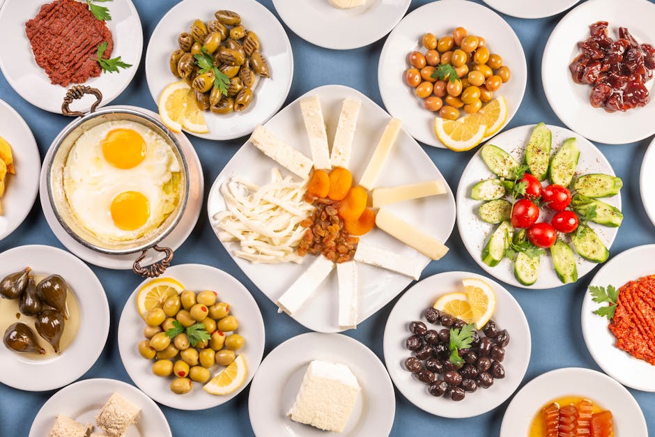 Kahvaltı tabagi üzerinde yumurta, peynir ve sebzeler dengeli bir tabak halinde gösteriliyor
