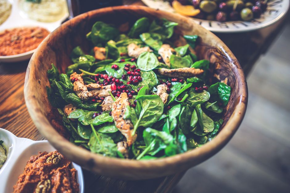 Glutensiz akşam yemeği planı için hazırlanan tabak görseli