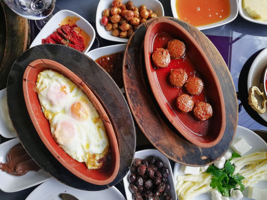 Protein odaklı Türk kahvaltısı tabaklarında peynir, yumurta ve yoğurt bulunan görsel