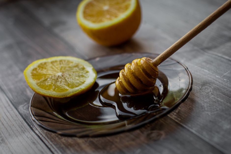 Kase içinde stevia ile tatlandırılmış düşük şekerli Türk tatlıları