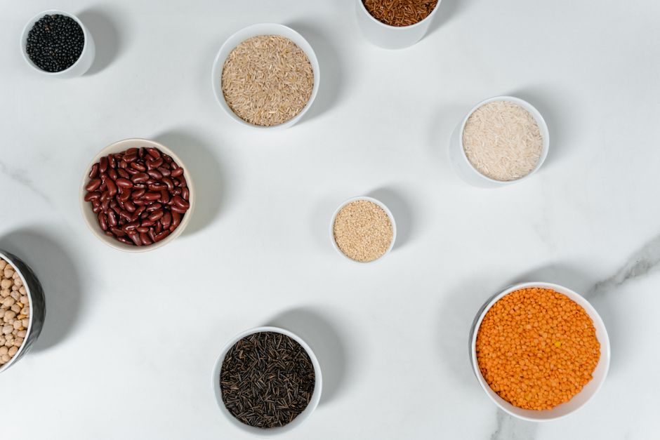 Sebzeli ana yemeklerde bitkisel protein kaynaklarını gösteren tabak